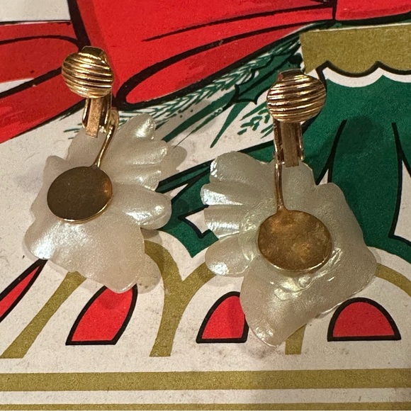 Vintage Faux Pearl Celluloid Molded Flower Clip Earrings Rhinestone Bridgerton - Picture 6 of 6